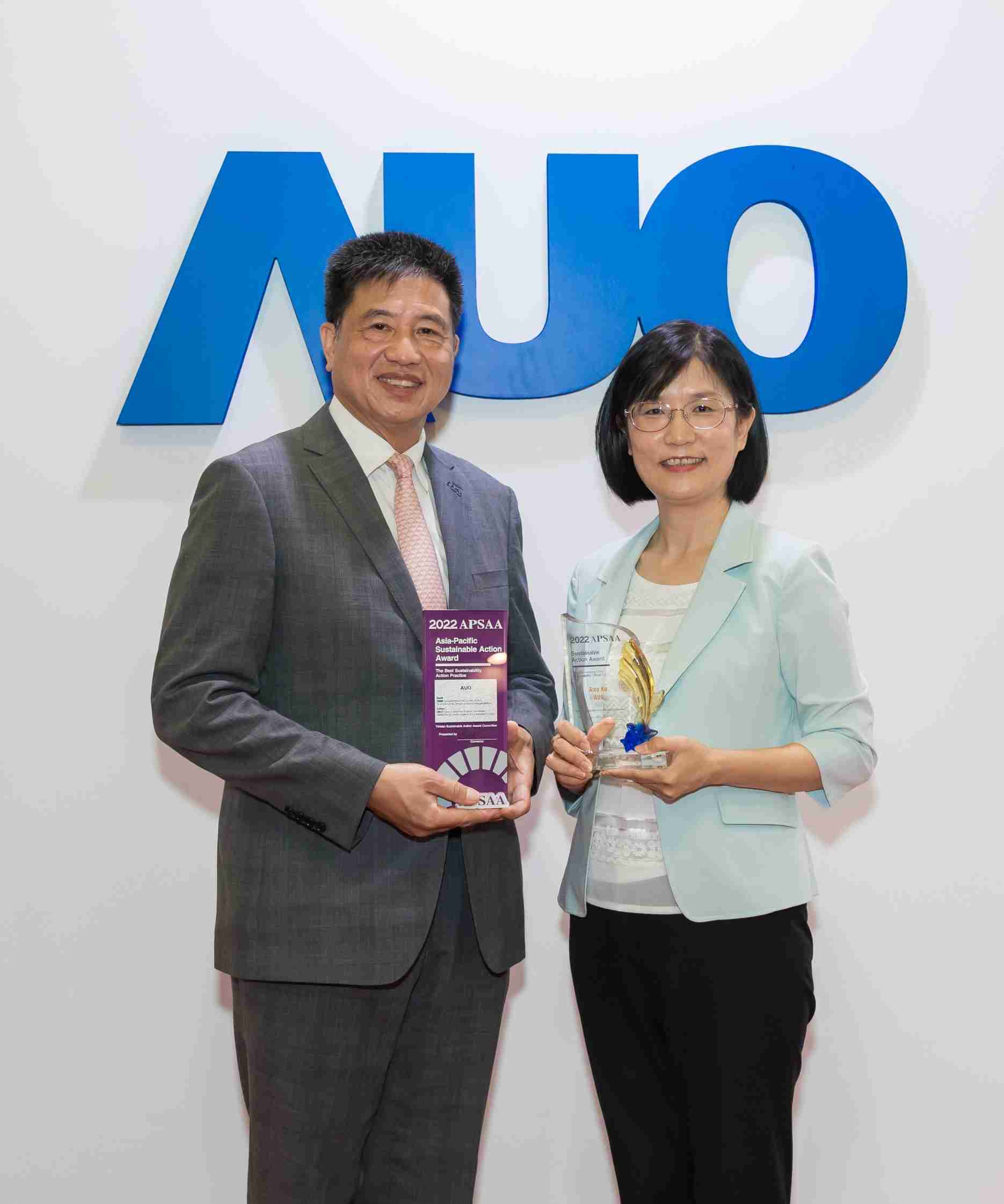 森林舞会长期垫筑永续远景的基石，，透过ESG暨气候委员会逐步实践永续策略蓝图。。。。其中，，森林舞会光电永续长古秀华带领团队、、制定中长期目标，，，，缔造多面向亮眼表现，，获得「顶尖永续长奖」的个人奖殊荣（左：森林舞会光电董事长暨执行长彭双浪，，，，右：森林舞会光电永续长古秀华）