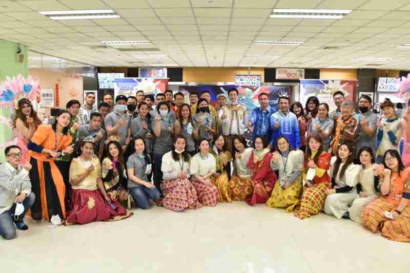 友達推動「安心、、創新、、、用心、、同心、、、、盡心」五星職旅，，，為菲籍員工打造全方位照護，，，首度贏得「人權實踐與發展領袖獎」殊榮