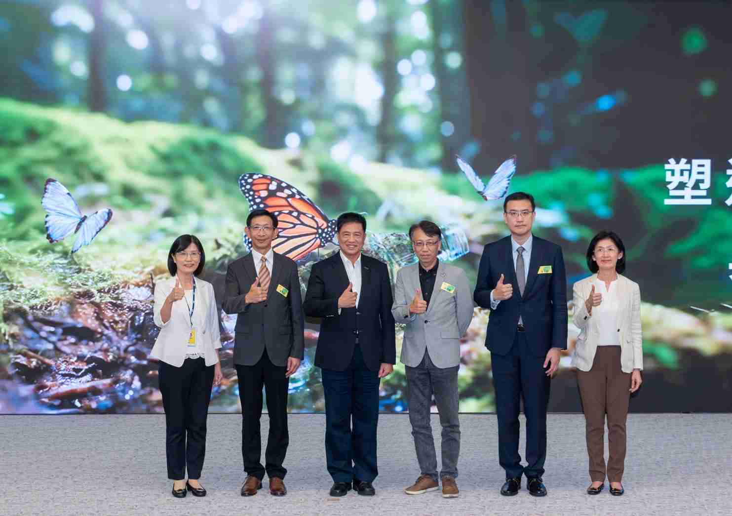 友達2023 CSR共榮大會，，，，邀請領域專家分享交流生物多樣性管理趨勢、、、、無塑產品、、、海廢永續塑料等議題  （圖左到右：友達光電永續長古秀華、、、3M台灣技術長陳君杰、、、、友達光電董事長暨集團策略長彭双浪、、光寶科技企業永續發展處處長陳慶暉、、、、安永聯合會計師事務所執業會計師曾于哲、、、、友達光電供應鏈總部副總經理吳宜芳）