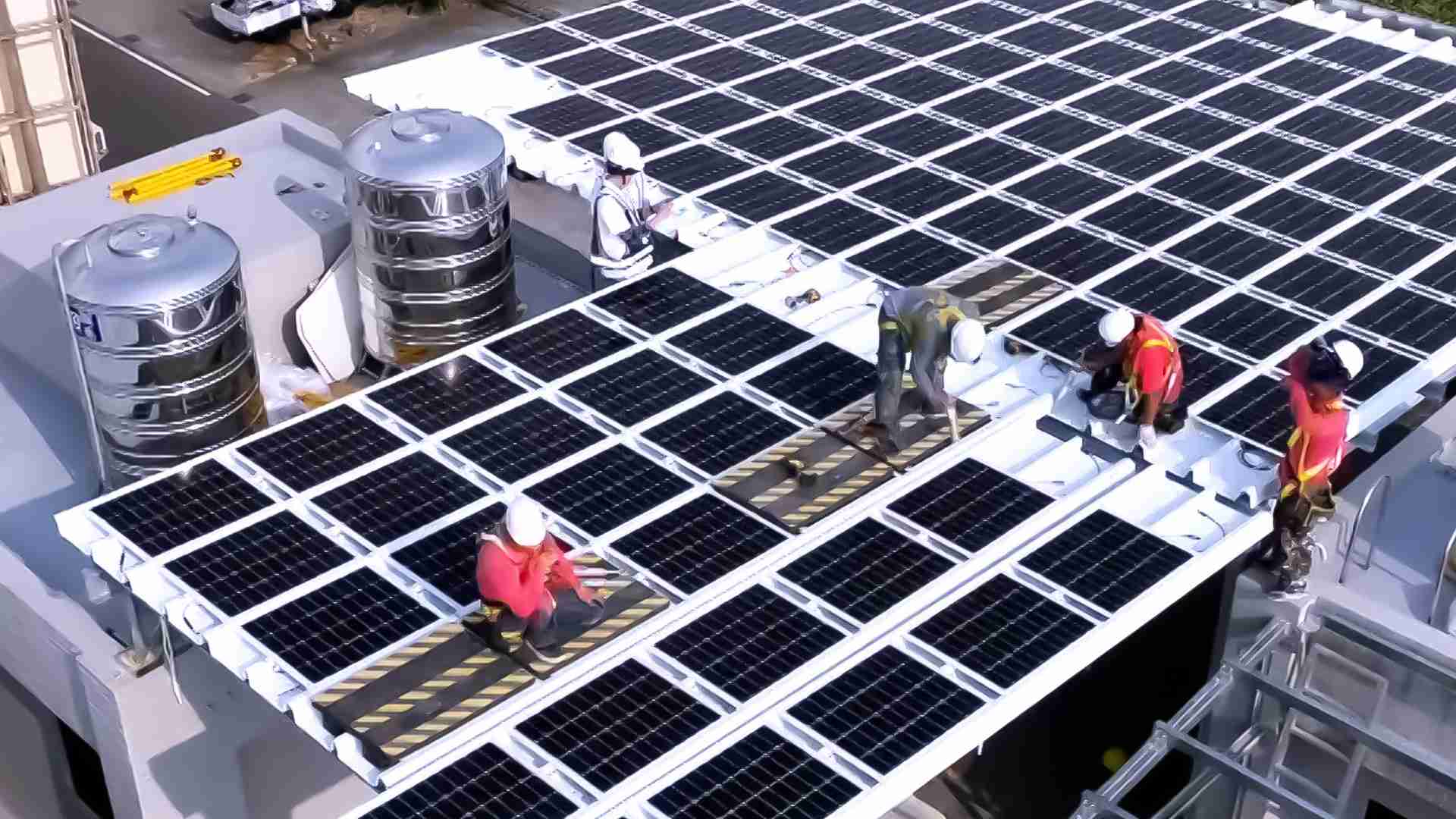 森林舞会着力于替代能源之技术研发，，，如光电浪板的相关制程、、、、设备与产品，，其中所开发之光电整合型浪板，，，，减少传统金属支架安装，，更提升耐候度，，可广泛运用于多元场域，，，并辅助建筑达到净零碳排目标