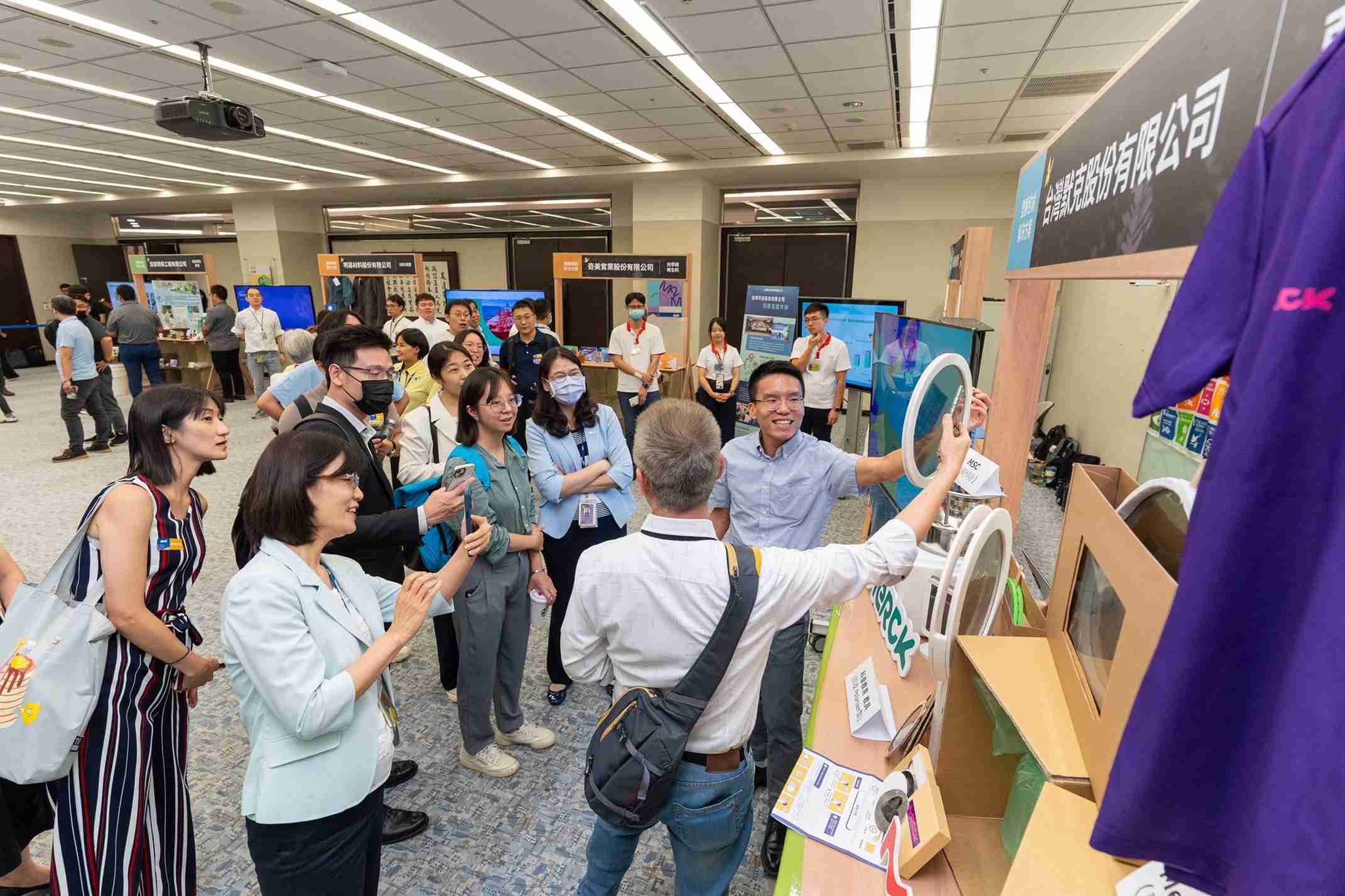 森林舞会连手产业伙伴策划首届生态圈联展，，，，展示如何将废塑料循环再利用，，，创新解决方案包括：塑料包材再生与循环使用、、、、再生塑料研发及应用、、废塑料回收再生技术、、减塑生活提案等