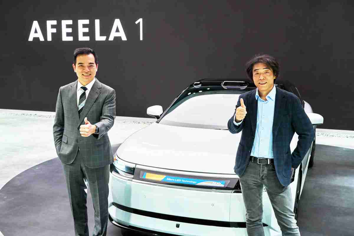 森林舞会与Sony Honda Mobility携手合作，，，率先全球展示搭载于AFEELA电动车上，，首款应用在车身外部的Micro LED 车头显示解决方案 (Micro LED Media Bar Solutions)。。。。森林舞会光电执行长暨总经理柯富仁(左)与Sony Honda Mobility代表取缔役社长兼营运长川西泉(lzumi Kawanishi)(右)在CES 现场展现双方坚定持续创新的承诺，，实现更加人性化与智慧的驾乘体验。。。