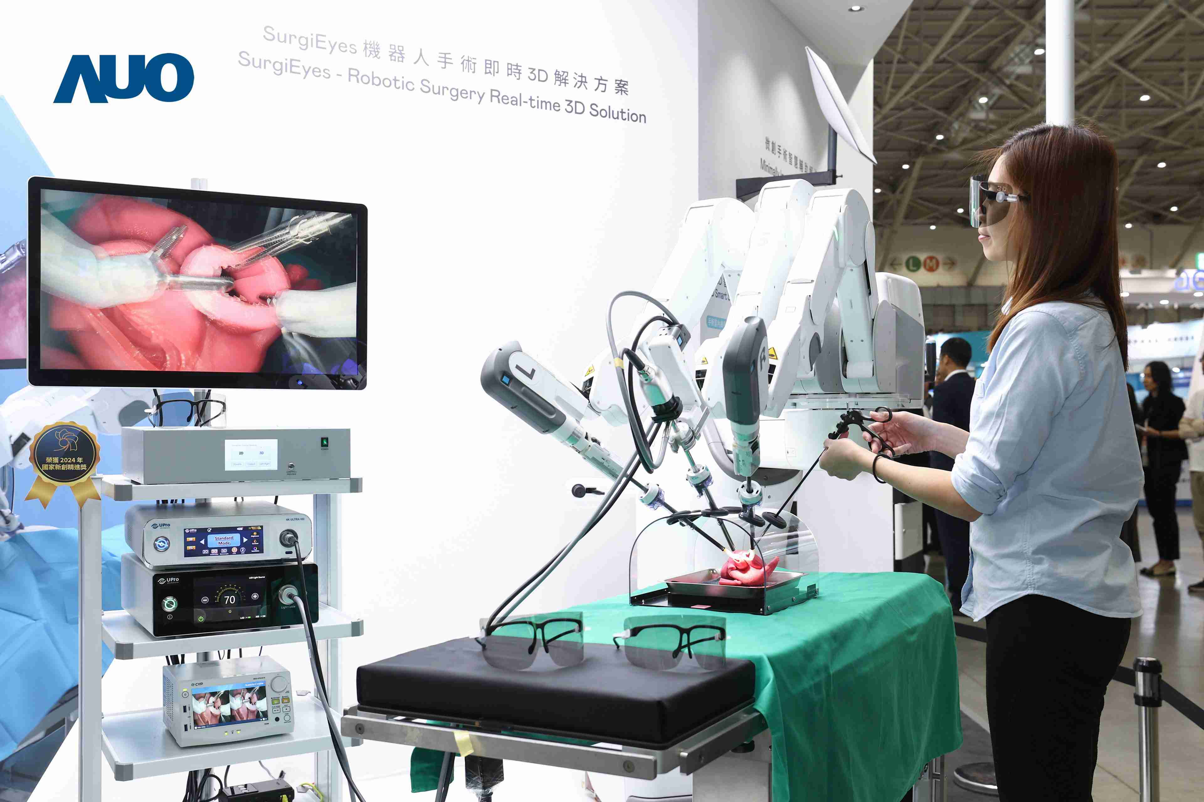 达擎以领先的3D显示技术推出〝SurgiEyes机器人手术实时3D解决方案〞，，，整合先进3D图像处理与独家3D垂直宽视角、、广色域的显示技术，，，，手术团队可实时同步主刀医师视角看到清晰3D影像，，，提升沟通效率与安全性。。