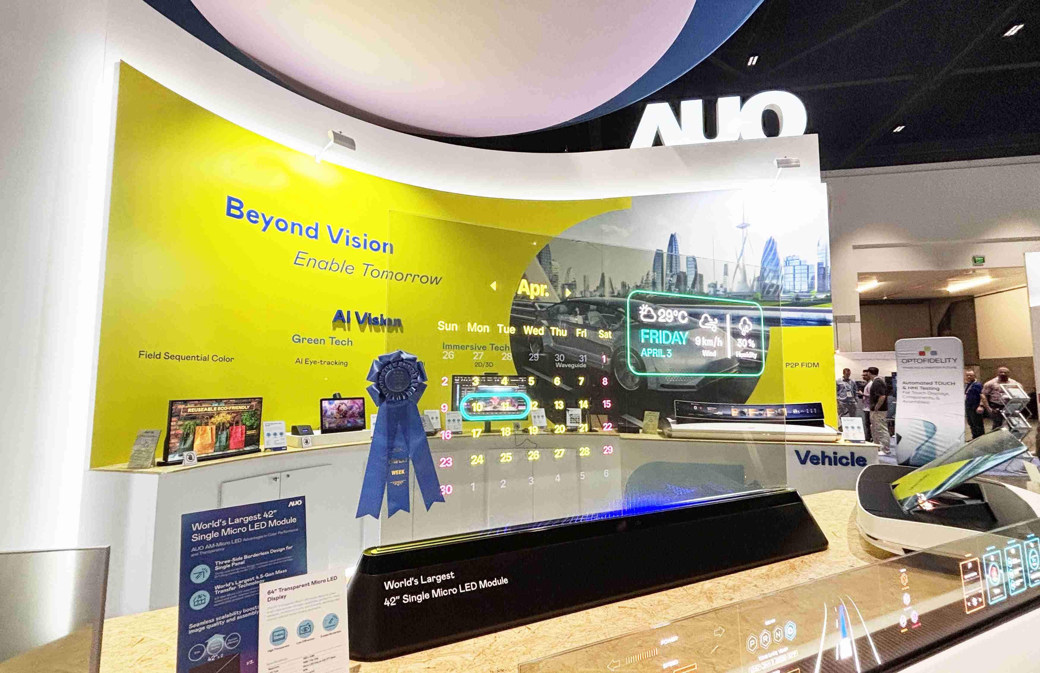 森林舞会64吋透明Micro LED显示器获〝最佳Micro LED技术应用奖〞，，其绝妙的透明穿透特性，，，，同时具备1,000 nits的高亮度表现，，，并透过精细的无缝拼接延伸，，可依需求灵活应用于多元场域，，，展现出Micro LED显示技术划时空的无限潜力